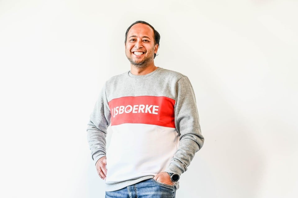 Deze sweater met het logo van IJsboerke maakt deel uit van de nieuwe kledinglijn van de roomijsfabrikant uit Tielen. 