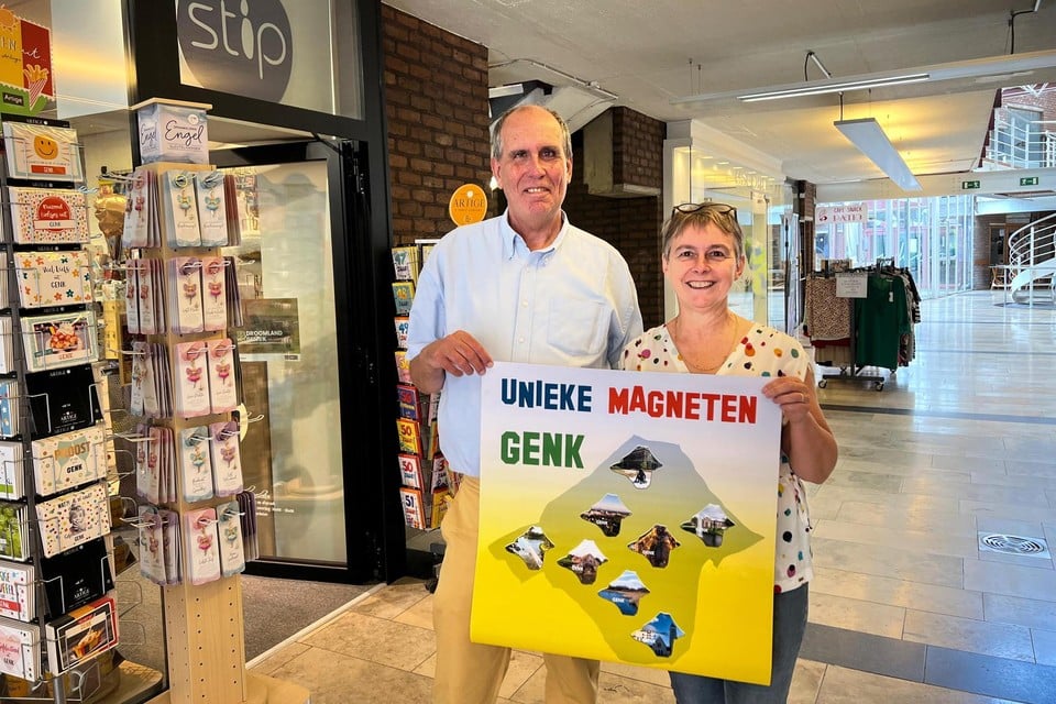 Jan Smits en Inge Paesen pakken uit met magneten met daarop beelden van Genk en in dezelfde contouren als de stadsgrenzen.
