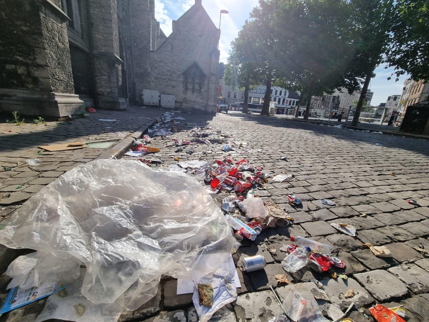 Ook op Sint-Jacobs zie je nog heel wat afval van de Gentse Feesten liggen 