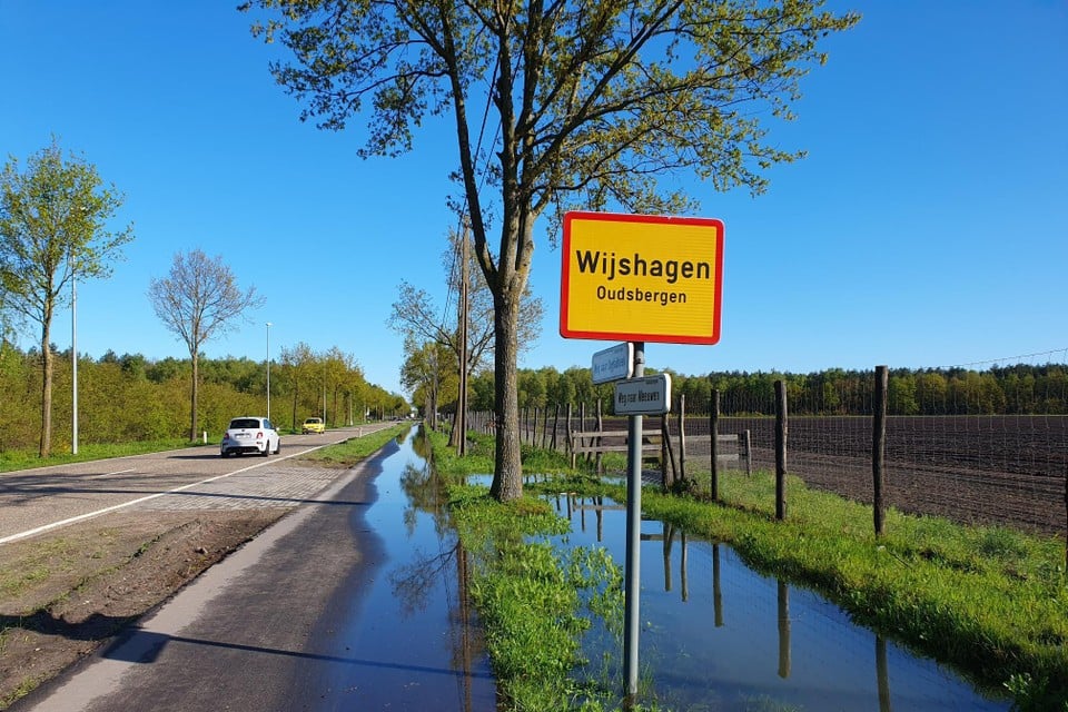 Niet voor het eerst staat het fietspad in Wijshagen onder water.