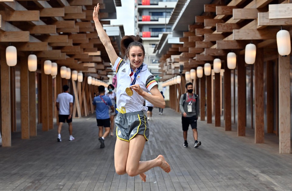 Nina Derwael, de dag na haar olympisch goud in het olympisch dorp van Tokio 2021.