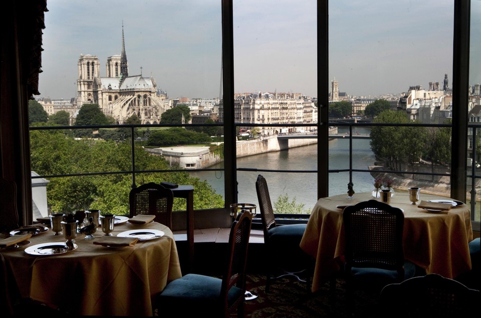 De eetzaal biedt uitzicht op de Seine en de Notre-Dame.