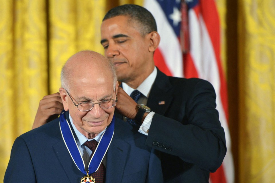 Archiefbeeld: Kahneman kreeg in 2013 een presidentiële medaille van Barack Obama.