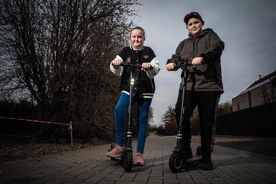 Myrthe (12) en Xam (11) uit Lanaken rijden al twee jaar rond met hun elektrische steps. Ze zijn ontgoocheld door het verbod. 