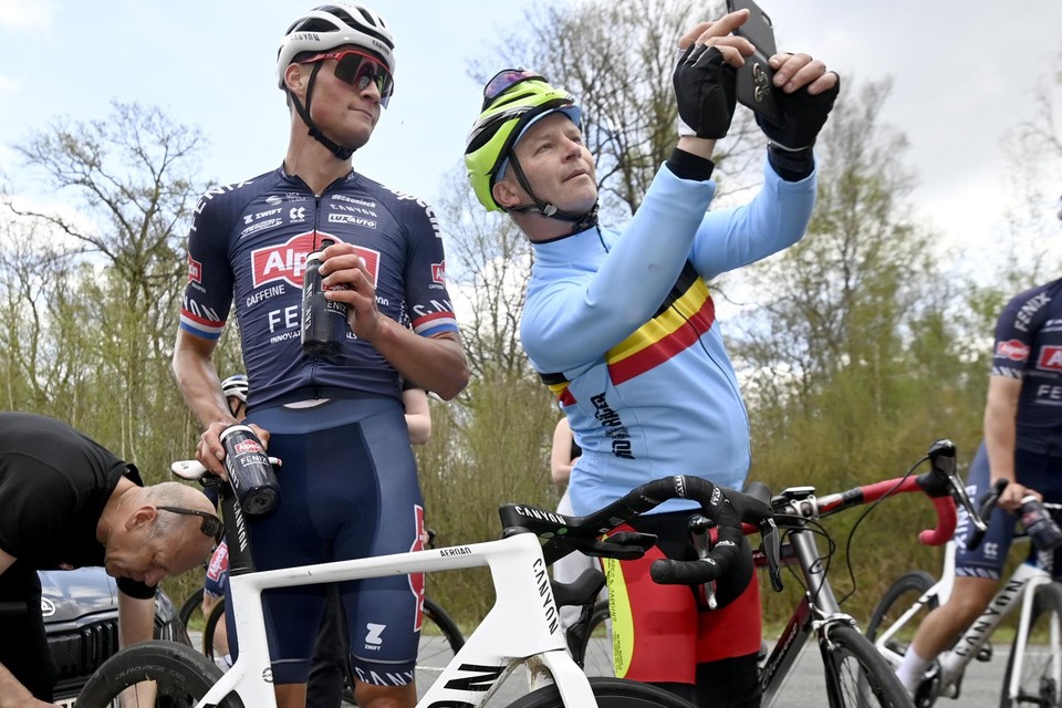 Geflitst in de Hel: Van der Poel ging gisteren – niet onopgemerkt – de eerste 15 kasseistroken van Parijs-Roubaix verkennen. 