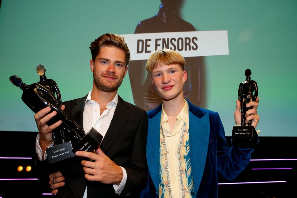 ‘Girl’-regisseur Lukas Dhont en acteur Victor Polster met hun Ensors in 2019.  