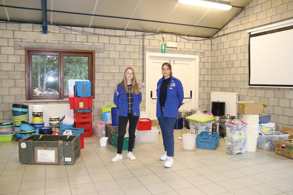 "De spullen stonden hier in onze zaal na ons kamp in augustus", zeggen Iben (rechts) en Inez (links).