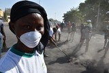 thumbnail: In de hoofdstad Ouagadougou ruimen inwoners intussen de rommel op na de onlusten van de jongste dagen. 