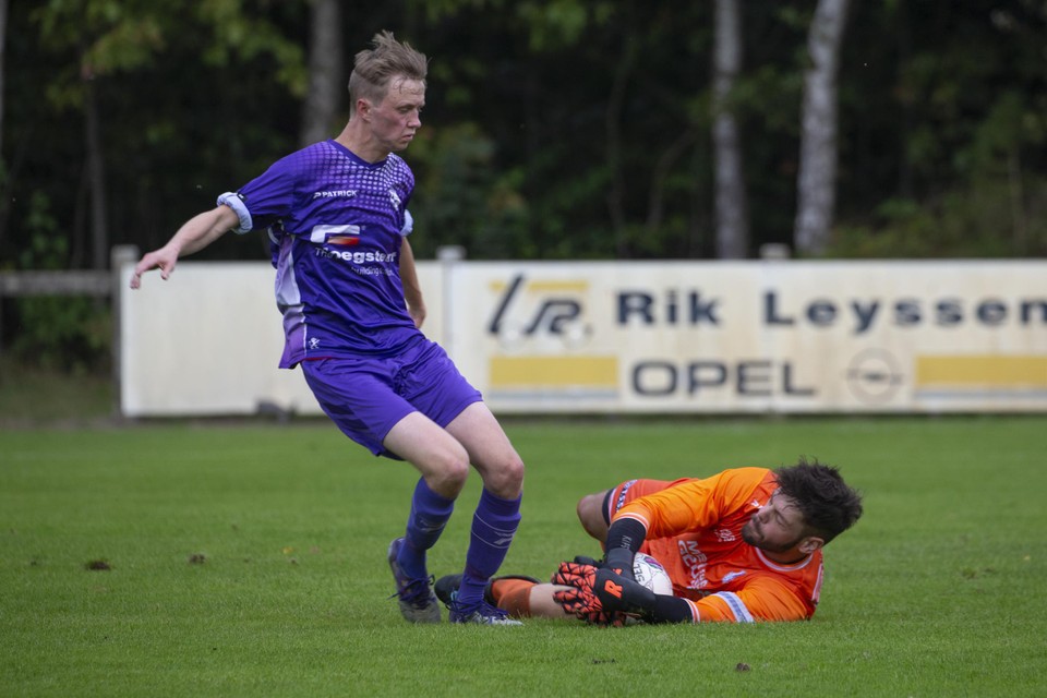 Wijshagen (paars) herpakte zich na de derbynederlaag tegen Ellikom met een 4-0-zege tegen Neeroeteren. 
