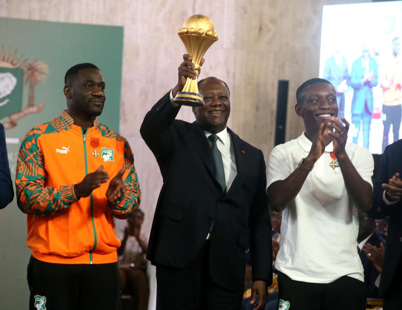 Vlnr.: coach Emerse Faé, president Alassane Ouattara en aanvoerder Max Gradel.
