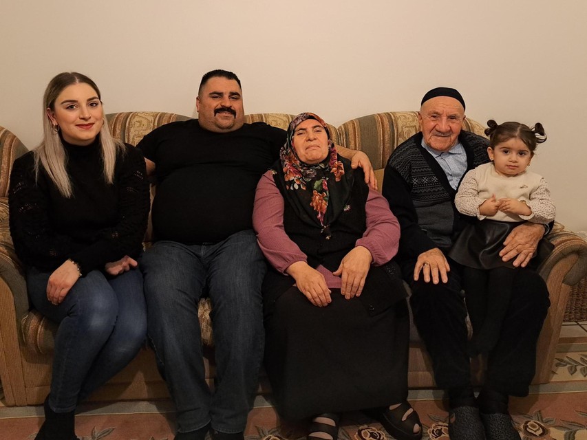 Vijf generaties op een rij: Busra Altun (28), Ihsan Altun (45), Gülhanim Elmaci (62), Suleyman Elmaci (86) en Lina Ünlun (2).  