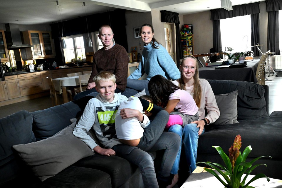 Geert Ilsbroekx (46) en Nancy Piccard (43) met hun kinderen Franne (15) en Yoene (13) en hun pleegkinderen D. (7) en L. (6). 