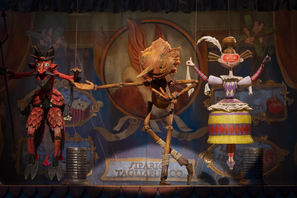 Guillermo del Toro heeft het originele verhaal van Pinocchio helemaal omgegooid en er een voltreffer van gemaakt. Op de foto: Pinocchio treedt op voor het theater van Count Volpe (Christoph Waltz). 
