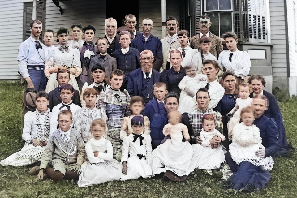Twee grootouders, veel kinderen en nog meer kleinkinderen: een familiefoto uit vervlogen tijden.