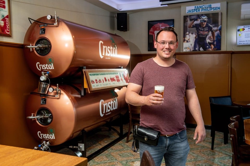 Stef Geukens van café ’t Dorp in Ham bij zijn twee koperen tanks van elk 1.000 liter Cristalbier. “De smaak is niet alleen beter, het drinkt ook nog eens vlotter.” 