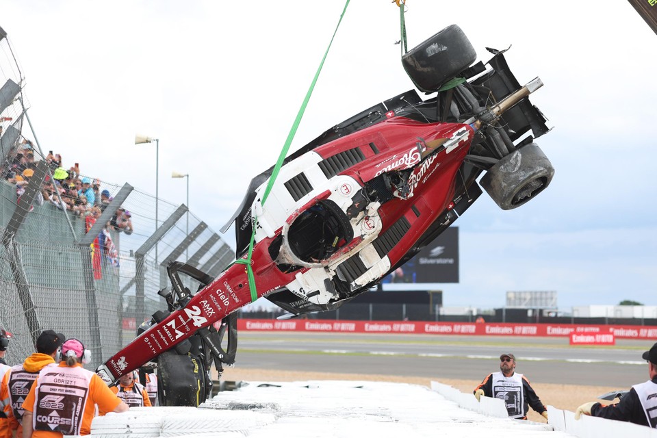 De gecrashte Alfa Romeo van Guanyu Zhou in Silverstone in 2022.