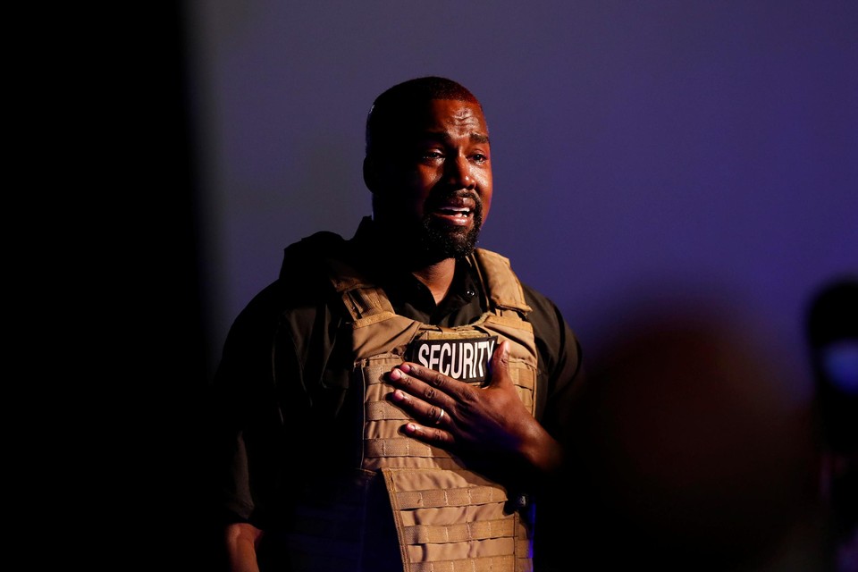 Rapper en presidentskandidaat Kanye West barstte in tranen uit tijdens zijn eerste campagnebijeenkomst. 