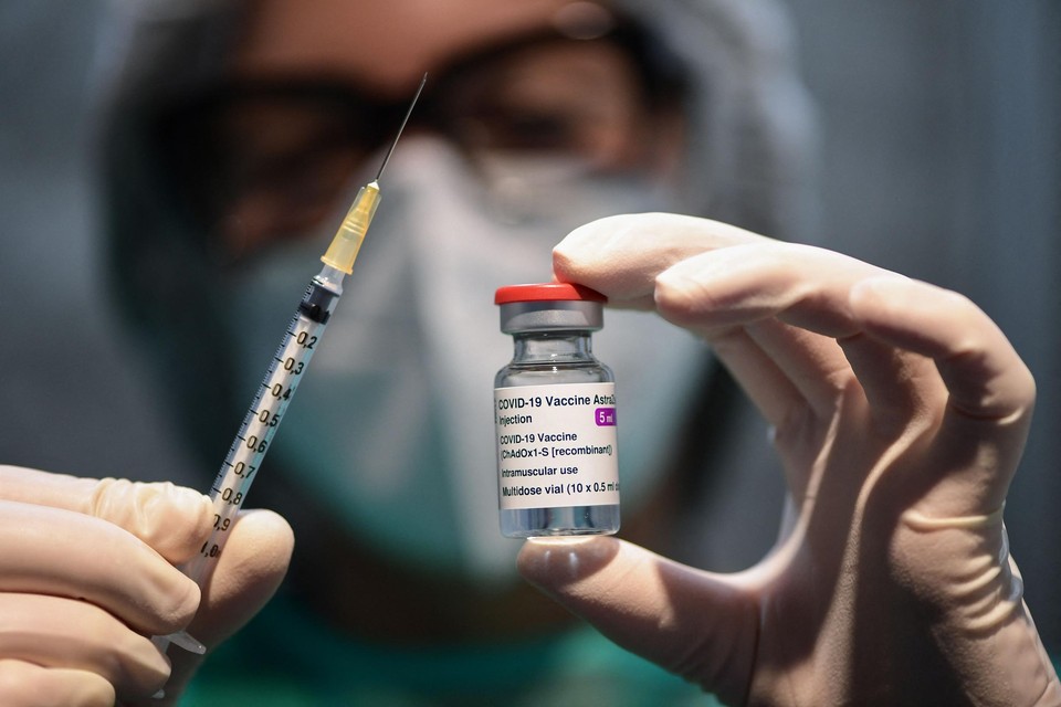 Een aantal Europese landen staakt voorlopig de inentingen met het coronavaccin van farmabedrijf AstraZeneca. 