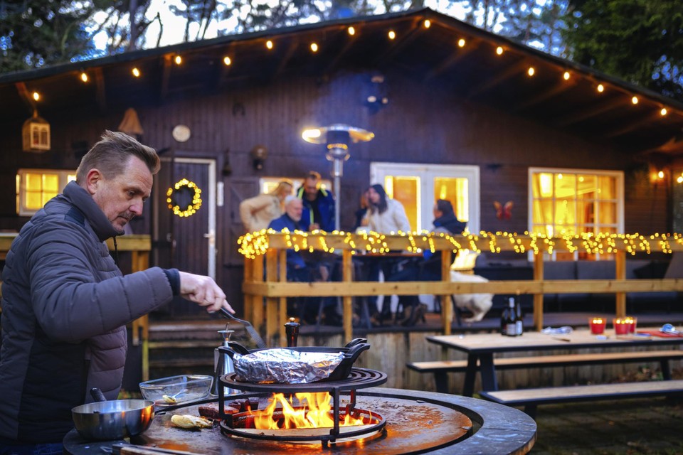 Chef Wilfried Beliën maakt een feestmenu op de barbecue. 