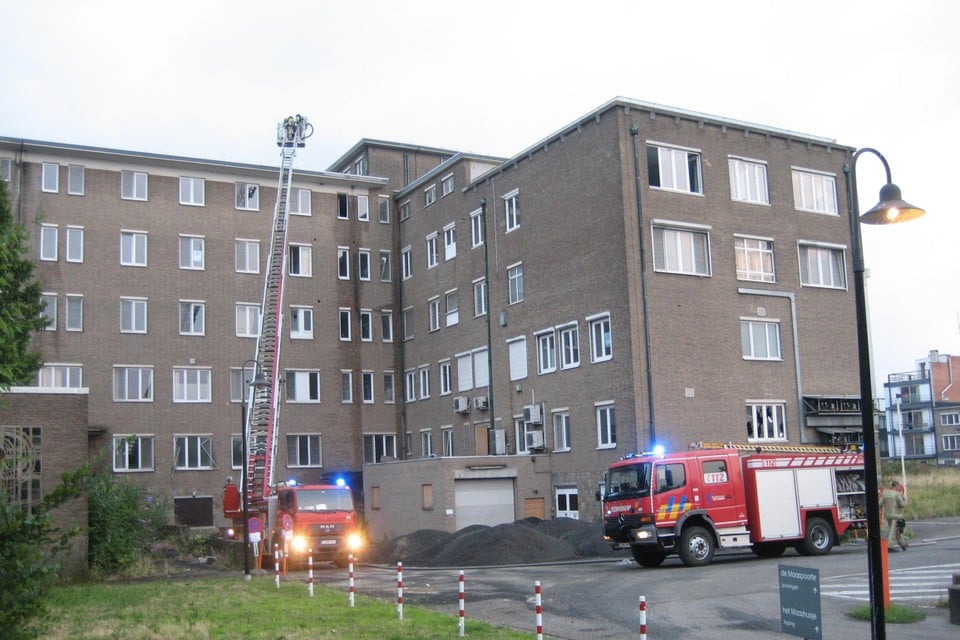 De brandweer van Maaseik moest met een ladderwagen naar de vijfde verdieping op het oude ziekenhuis om te blussen.