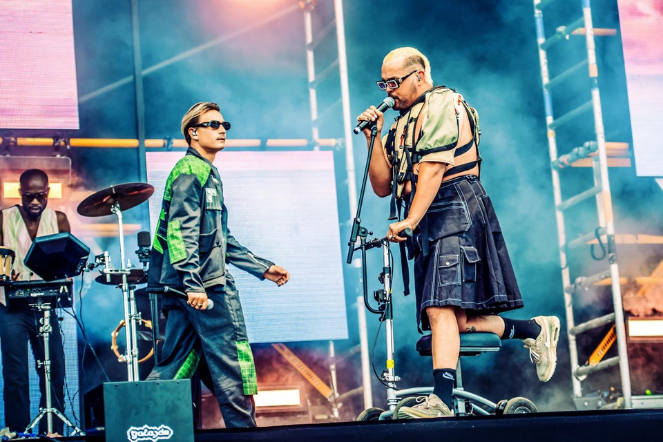 Goldband zag groepslid Boaz Kok op Rock Werchter van het podium vallen, waardoor de zanger gehavend op Pukkelpop (foto) stond. 