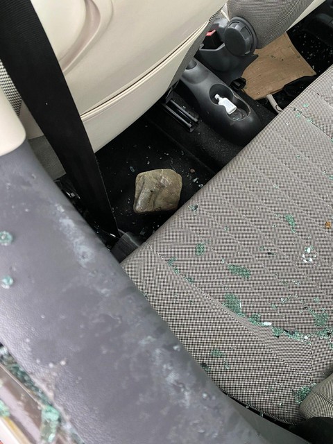 Annouk vond zondagochtend een grote kei en verbrijzeld glas in haar auto. 