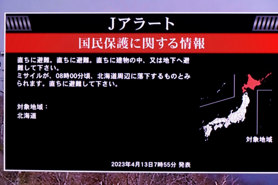De Japanse overheid waarschuwde inwoners van Hokkaido dat de raket mogelijk in de buurt van het eiland kon landen en dat ze moesten schuilen.