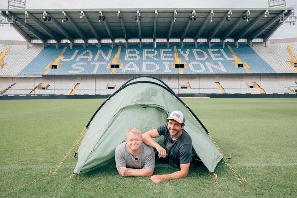 Kevin en Dieter brengen hun laatste nacht door in het stadion van Club Brugge. 