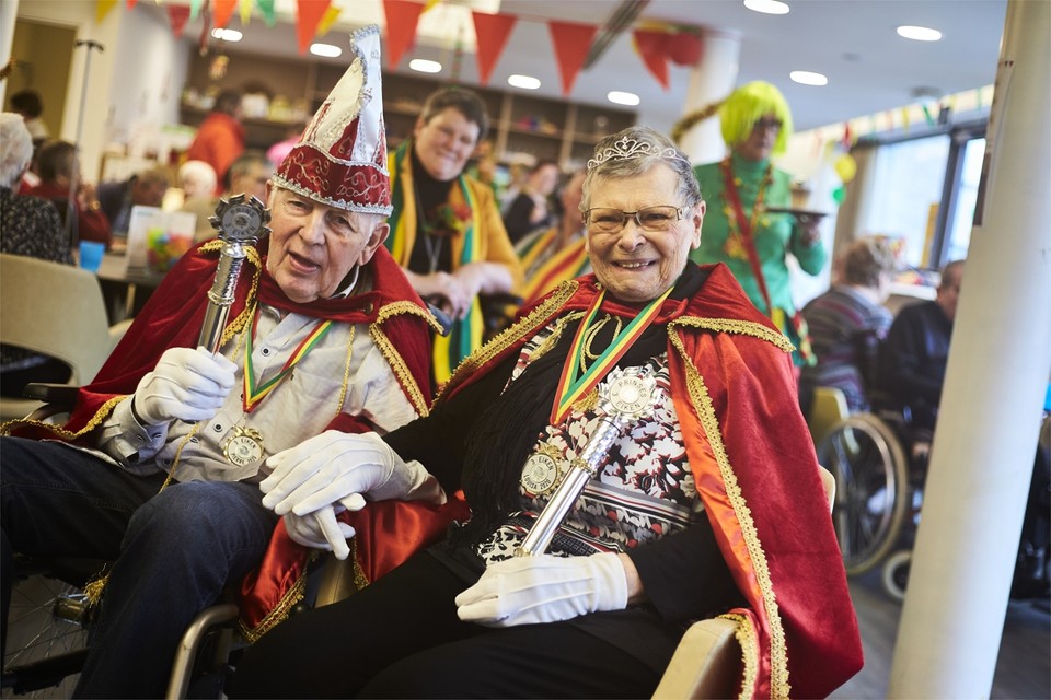 Pierre Scheepers en Louisa Barthels kregen carnaval met de papfles mee en dragen dit als seniorenpaar nu ook mee uit in woonzorgcentrum De Drie Eiken. 