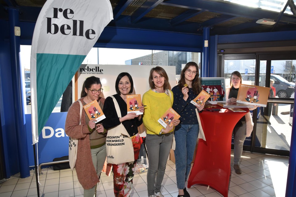 Vrouwen kregen van Rebelle een chocolademuntje voor al hun extra emotionele arbeid.  