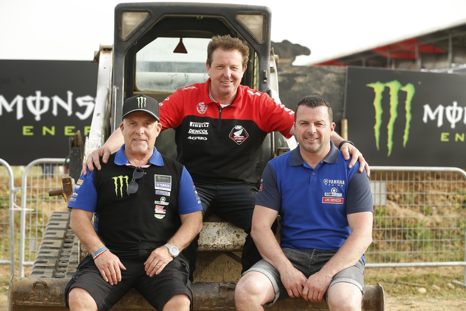 Hans Corvers (l), Jacky Martens en Danny De Baets (r): de drie Limburgse teammanagers in het WK motorcross.