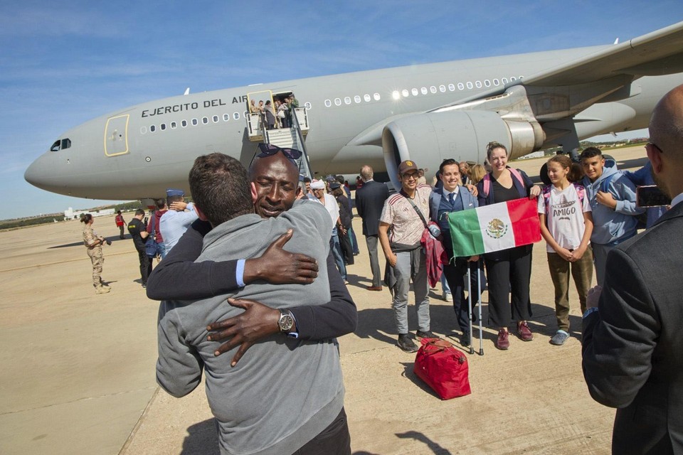Spanje en andere westerse landen proberen zoveel mogelijk landgenoten weg te halen uit Soedan. Ze hebben afgesproken  om elkaar te helpen.