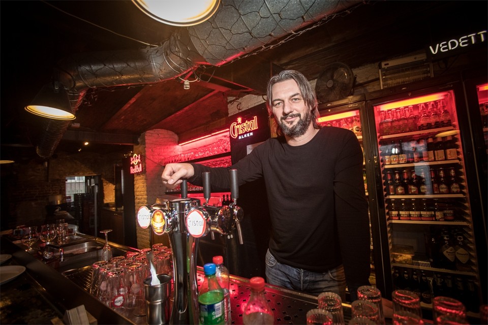 Zaakvoerder Maxim Willems vòòr het coronatijdperk in Café Café in Hasselt. “Ik betwijfel of het de moeite is om opnieuw open te doen.” 