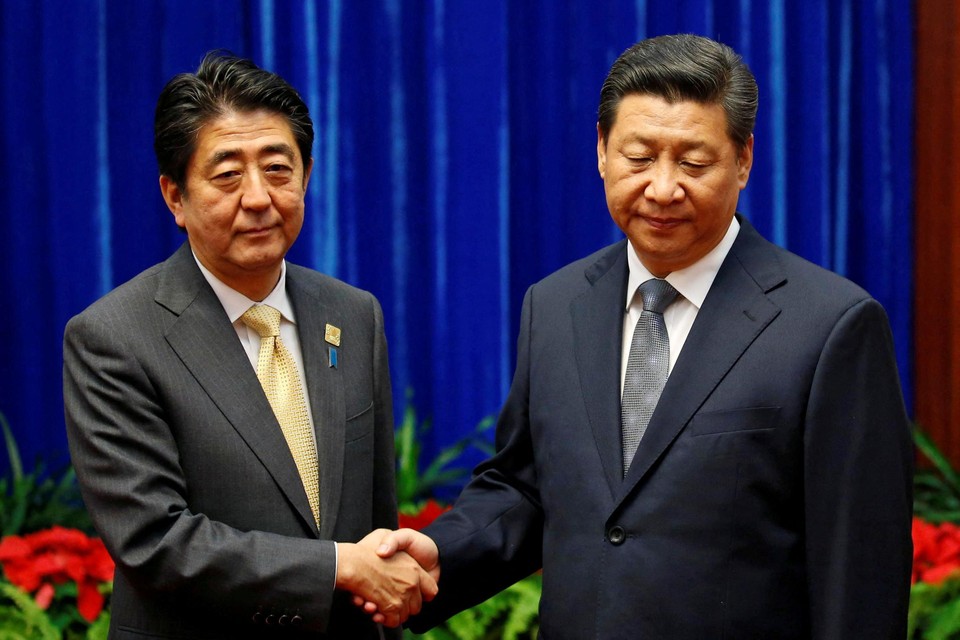 Een beeld uit 2014: president Xi Jinping (rechts) en voormalig premier van Japan Shinzo Abe 