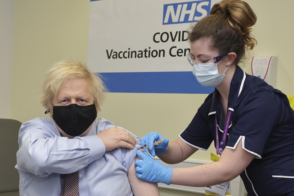 De Britse premier Boris Johnson werd vrijdag gevaccineerd. 