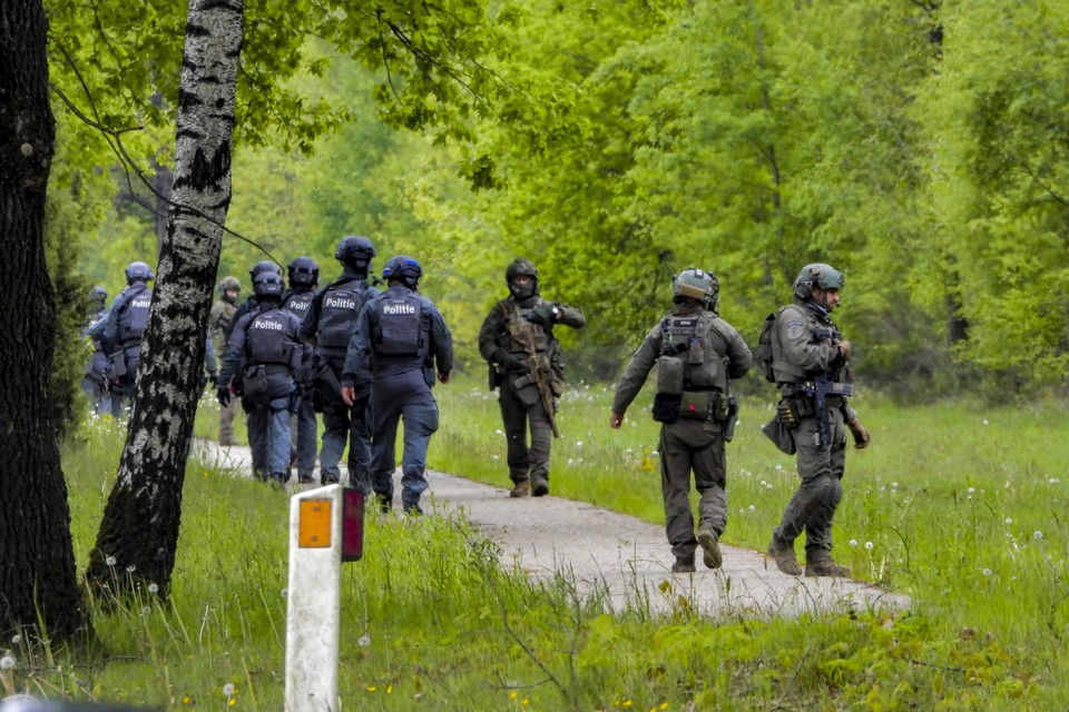 Met 400 man zijn politie en leger al dagenlang op zoek naar Jürgen Conings.hj+,h 