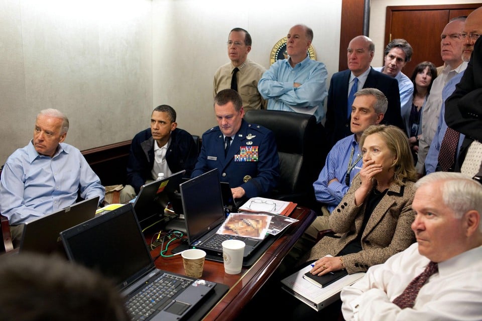 De historische foto uit The Situation Room. President Obama en zijn team kijken live naar de raid op het huis waar Osama bin Laden zal gedood worden. 