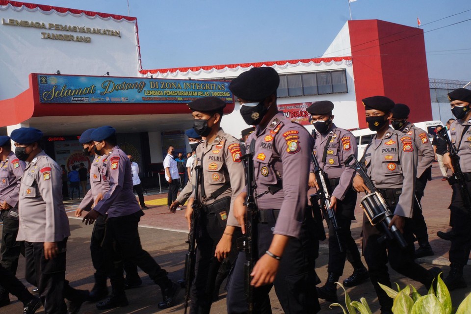 Indonesische politie patrouilleert aan de gevangenis in Tangerang nadat er een dodelijke brand uitbrak. 