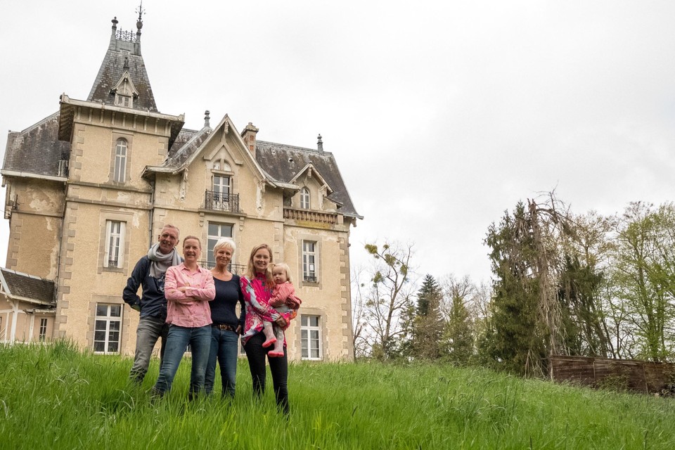 De familie Meiland aan hun chateau in Frankrijk. Voor het nieuwe seizoen van hun populaire realityreeks kochten ze een optrekje in Nederland. 