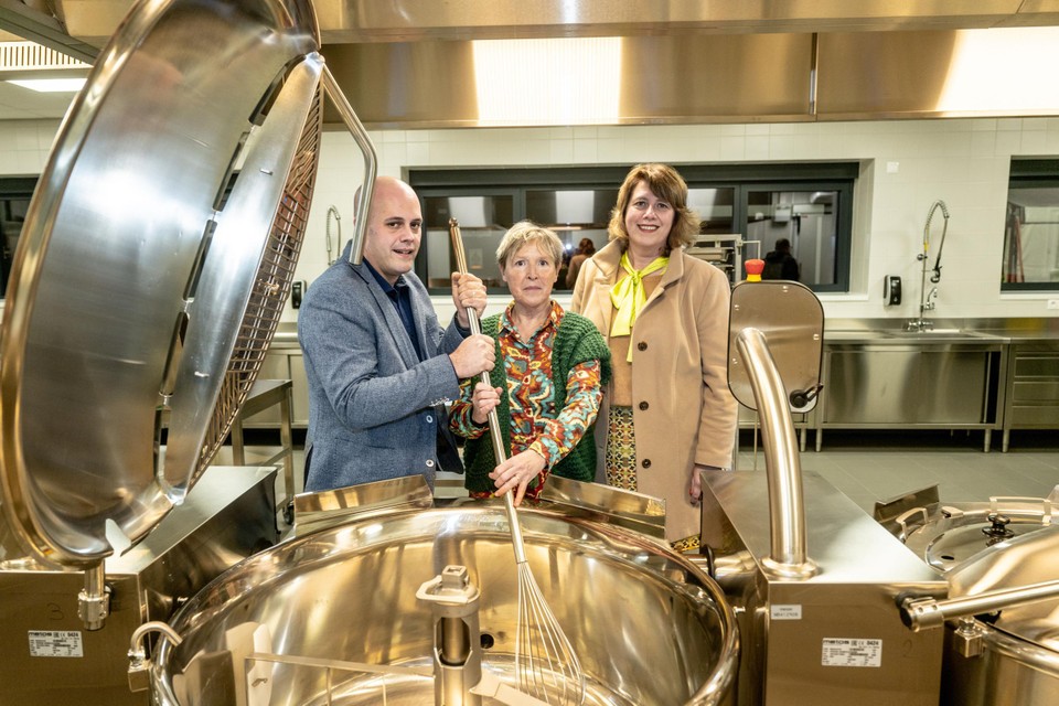“We zijn fier dat we weer zelf koken”, zeggen Joël Colson, Lut Knoops (midden) en Ann Willen.