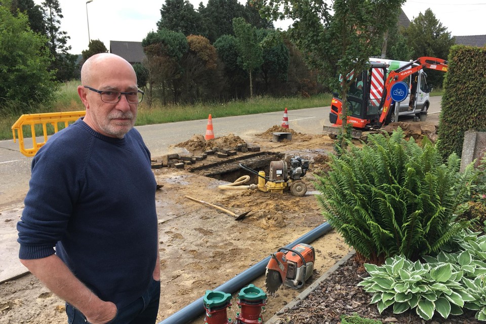 Julien Bervoets en zijn buren van de Schalbroekstraat zaten woensdag en donderdag zonder water na een zoveelste lek van de oude asbesthoudende leidingen. 