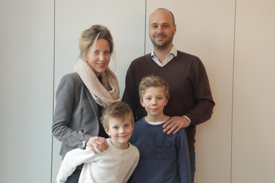 Anne-Marie en David met hun twee jongste zonen Roel (6) en Tuur (12) die beide   
