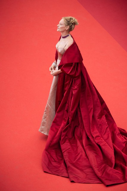 Uma Thurman in een jurk van Dior, met juwelen van Chopard.