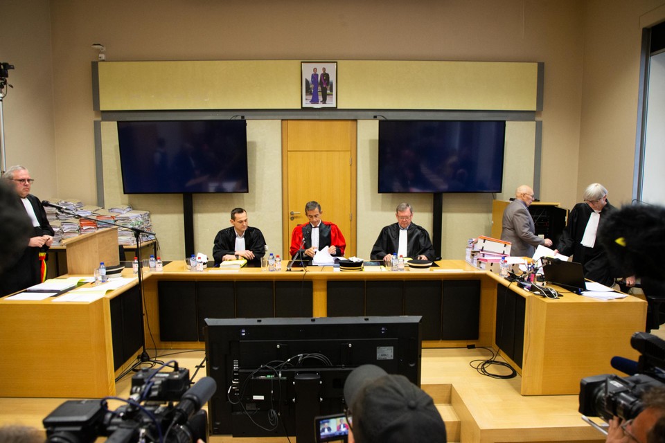 Het dossier lag tijdens het proces achter de voorzitter Jo Daenen (in het rood) 