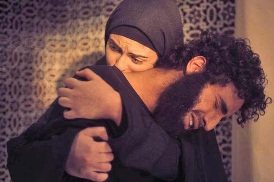 Kamal (Aboubakr Bensaihi) wordt ontvoerd door IS, maar vindt onverwacht troost in ‘Rebel’. 