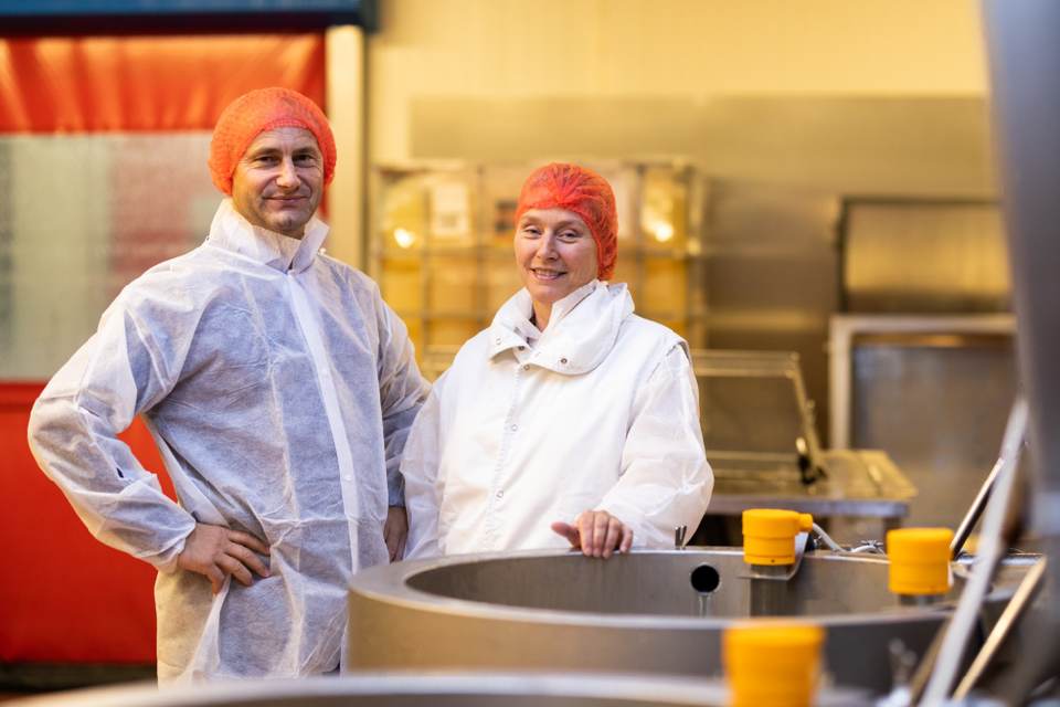 Axel Verberckmoes (links), CEO van Levenstond Seafood in Riemst: “De prijs van zalm is met 220 procent gestegen.” 