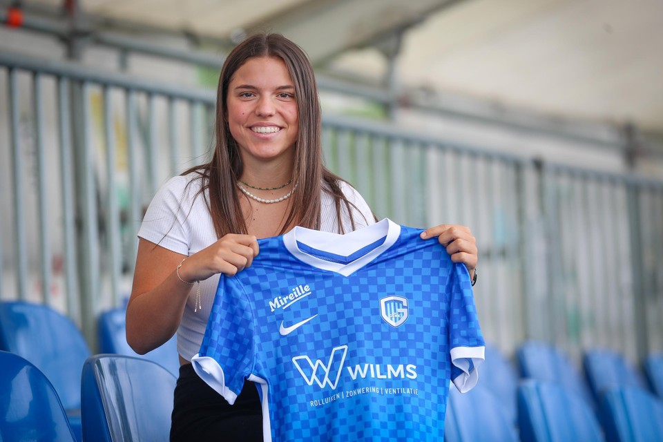 Luna Vanzeir poseert met het shirt van haar nieuwe club. 