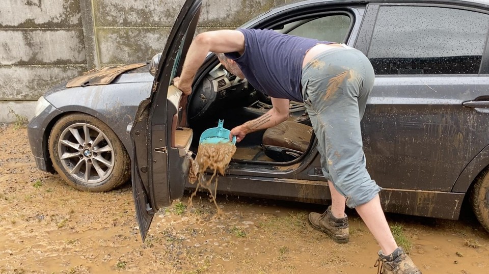 In Montenaken moesten ze de modder uit de auto scheppen. 