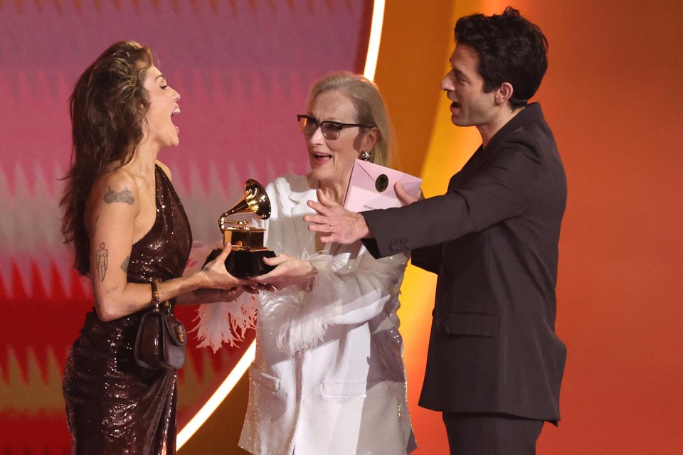 Miley Cyrus krijgt een Grammy Award uit handen van Meryl Streep en Streeps schoonzoon Mark Ronson.