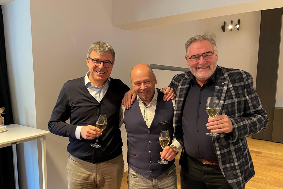 Stefaan Vanqaethem van Vectis (links) en Ivo Marechal van D2E (rechts) vieren de overeenkomst met oprichter Reinier Teunissen van WILG.  